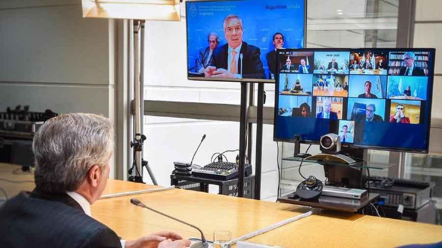 Solá: "Ni abrirnos inocentemente ni cerrarnos anacrónicamente"